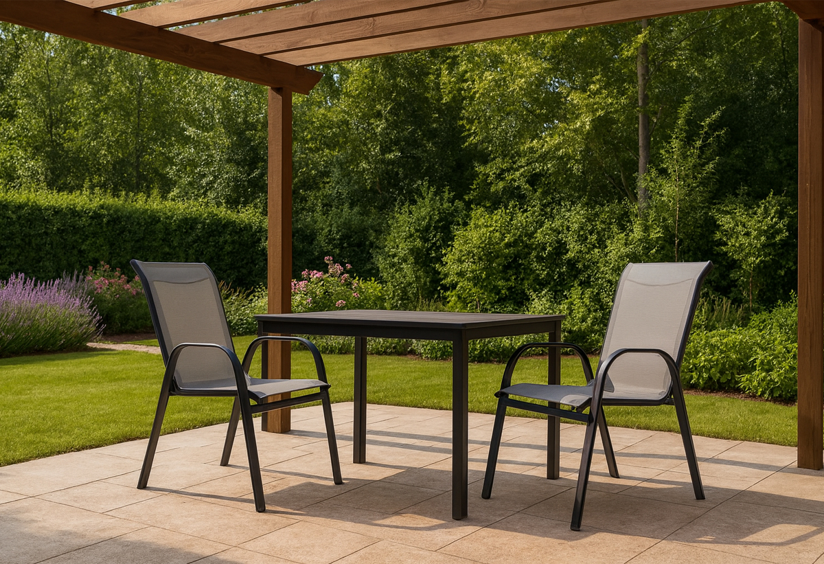 Απεικονίζονται δύο πολυθρόνες σε έναν κήπο, μαζί με ένα τραπέζι.